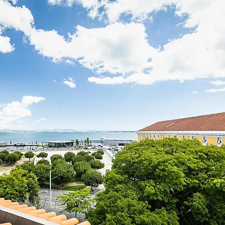 埃姆珀瑞姆里斯本套房酒店 4*