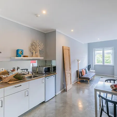 埃姆珀瑞姆里斯本套房酒店 4*