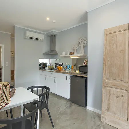 埃姆珀瑞姆里斯本套房酒店 4*