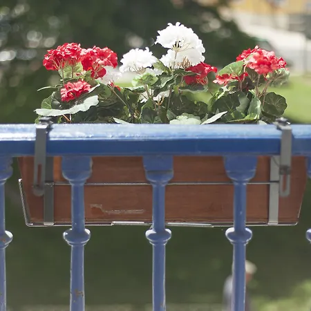 招待所 埃姆珀瑞姆里斯本套房酒店 4*