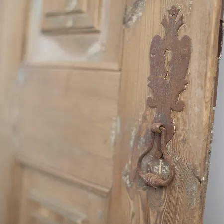 埃姆珀瑞姆里斯本套房酒店 4*