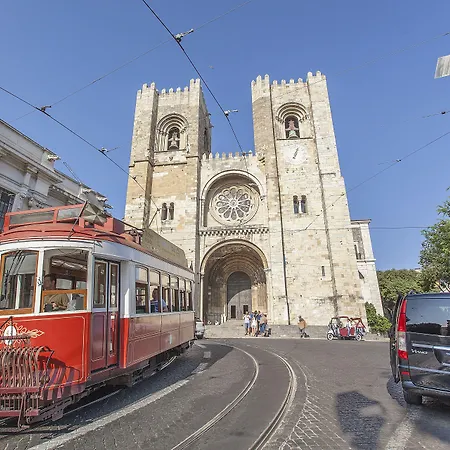 埃姆珀瑞姆里斯本套房酒店 4*