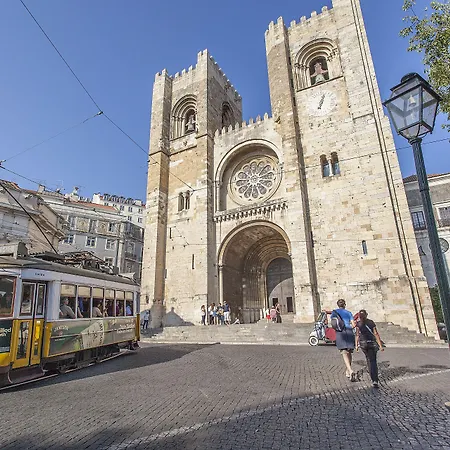 埃姆珀瑞姆里斯本套房酒店