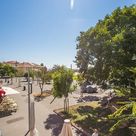 埃姆珀瑞姆里斯本套房酒店