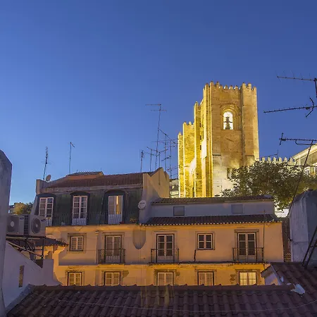 埃姆珀瑞姆里斯本套房酒店 4*